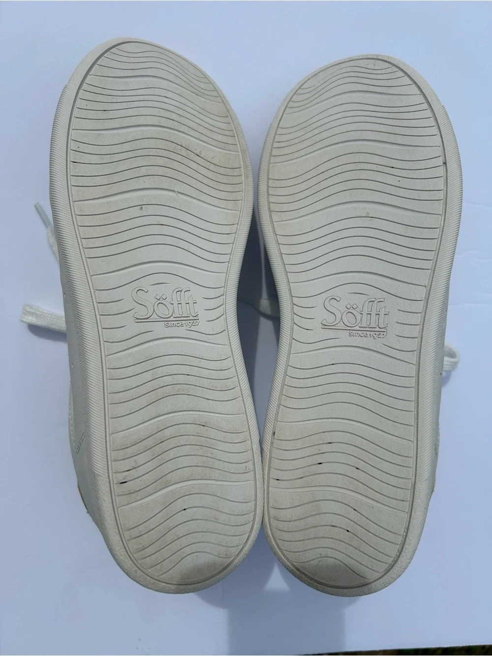 NWT🌷Sofft White & Light Gray Leather Sneakers with Gold Metallic Accent